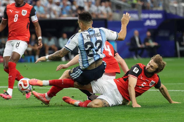 ARLINGTON, TX - JUNE 22: Lautaro Martinez 22 of Argentina draws a penalty kick after being taken down in the box by Stefan Posch 5 of Austria during the FIFA World Cup, WM, Weltmeisterschaft, Fussball 2026 Group J match between Argentina and Austria on June 22, 2026, at Dallas Stadium in Dallas, Texas. (Photo by David Buono Icon Sportswire) SOCCER: JUN 22 FIFA World Cup 26 Group J - Argentina vs Austria EDITORIAL USE ONLY Icon260622008