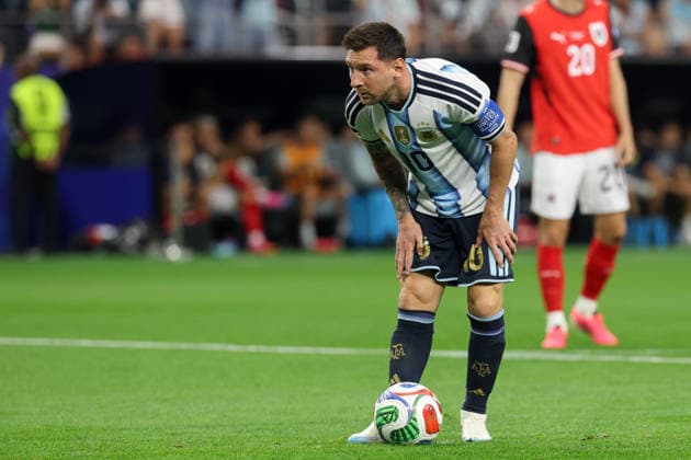ARLINGTON, TX - JUNE 22: Lionel Messi 10 of Argentina sets the ball for a penalty kick during the FIFA World Cup, WM, Weltmeisterschaft, Fussball 2026 Group J match between Argentina and Austria on June 22, 2026, at Dallas Stadium in Dallas, Texas. (Photo by David Buono Icon Sportswire) SOCCER: JUN 22 FIFA World Cup 26 Group J - Argentina vs Austria EDITORIAL USE ONLY Icon260622009