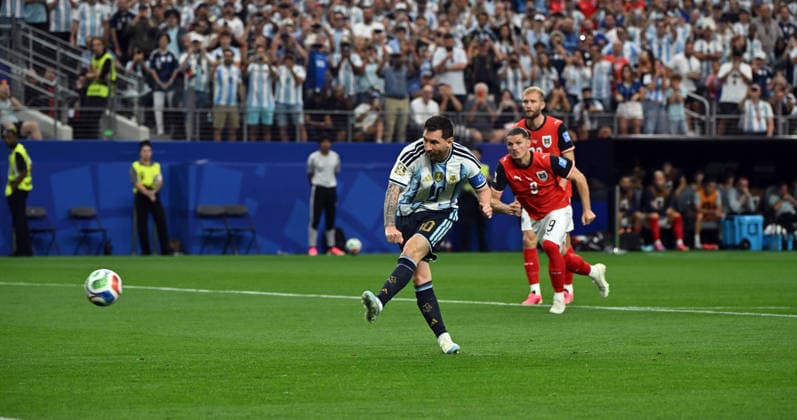 Fußball, Herren, FIFA World Cup, WM, Weltmeisterschaft, Fussball 2026, Spiel in Dallas (Gruppe J, 2. Spieltag), Argentinien - Österreich, Lionel Messi (Argentinien) verschiesst einen Elfmeter, 22.06. 2026, *** Soccer, Mens, 2026 FIFA World Cup, Match in Dallas, Group J, Matchday 2, Argentina vs. Austria, Lionel Messi of Argentina misses a penalty kick, June 22, 2026,,detected_source_language Copyright: xMatthiasxKochx