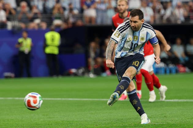 ARLINGTON, TX - JUNE 22: Lionel Messi 10 of Argentina takes a penalty kick during the FIFA World Cup, WM, Weltmeisterschaft, Fussball 2026 Group J match between Argentina and Austria on June 22, 2026, at Dallas Stadium in Dallas, Texas. (Photo by David Buono Icon Sportswire) SOCCER: JUN 22 FIFA World Cup 26 Group J - Argentina vs Austria EDITORIAL USE ONLY Icon260622011