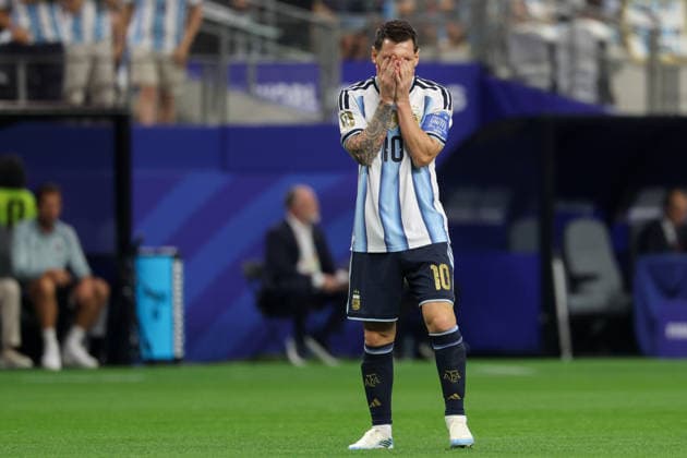 ARLINGTON, TX - JUNE 22: Lionel Messi 10 of Argentina reacts by covering his face after missing a penally kick chance during the FIFA World Cup, WM, Weltmeisterschaft, Fussball 2026 Group J match between Argentina and Austria on June 22, 2026, at Dallas Stadium in Dallas, Texas. (Photo by David Buono Icon Sportswire) SOCCER: JUN 22 FIFA World Cup 26 Group J - Argentina vs Austria EDITORIAL USE ONLY Icon260622013