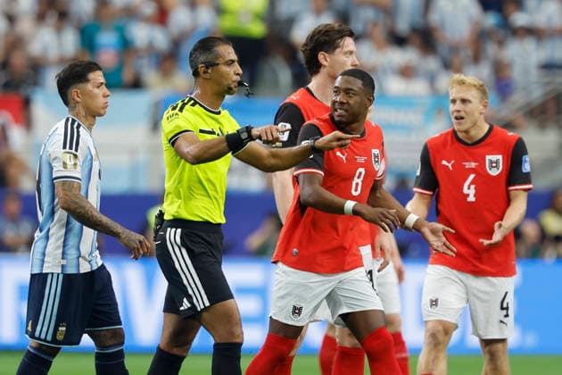Referee Amin Mohamed Omar (2L) reacts during a FIFA World Cup, WM, Weltmeisterschaft, Fussball 2026 soccer match between Argentina and Austria in Arlington, Texas (United States), 22 June 2026. Argentina vs Austria !ACHTUNG: NUR REDAKTIONELLE NUTZUNG!  Copyright: xMariscalx GRAF3448 20260622-55020676412_1