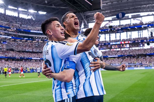 260622 Lionel Messi of Argentina celebrates with Enzo Fernandez and Thiago Almada after 1-0 during the FIFA World Cup, WM, Weltmeisterschaft, Fussball 2026 football match between Argentina and Austria on June 22, 2026 in Dallas. Photo: Ludvig Thunman BILDBYRAN kod LT LT0807 fotboll football soccer fotball vm fotbolls-vm fotball-vm fotbolls-vm 2026 fifa world cup 2026 day 12 bbeng jubel *** June 22, 2026  Copyright: LUDVIGxTHUNMAN BB260622LT080