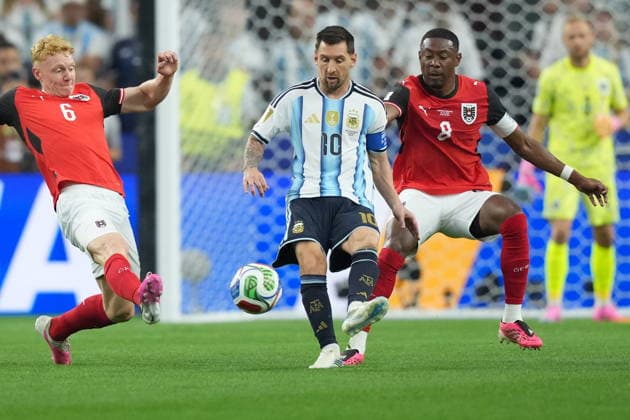 FIFA World Cup, WM, Weltmeisterschaft, Fussball 2026 - Group J - Argentina vs Austria Lionel Messi of Argentina in action against Nicolas Seiwald (L) and David Alaba (R) of Austria during the FIFA World Cup 2026 group stage match Argentina against Austria, in Dallas, USA, 22 June 2026. DALLAS United States  Copyright: xJEFFREYxMCWHORTERx