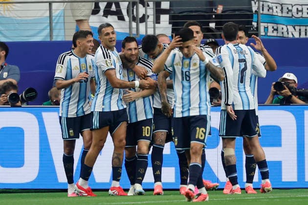 Argentina s Leo Messi (3L) celebrates after scoring the 1-0 lead during a FIFA World Cup, WM, Weltmeisterschaft, Fussball 2026 soccer match between Argentina and Austria in Arlington, Texas (United States), 22 June 2026. Argentina vs Austria !ACHTUNG: NUR REDAKTIONELLE NUTZUNG!  Copyright: xMariscalx GRAF3508 20260622-55020676462_1