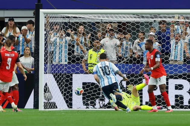 Argentina s Leo Messi celebrates after scoring the 1-0 lead during a FIFA World Cup, WM, Weltmeisterschaft, Fussball 2026 soccer match between Argentina and Austria in Arlington, Texas (United States), 22 June 2026. Argentina vs Austria !ACHTUNG: NUR REDAKTIONELLE NUTZUNG!  Copyright: xMariscalx GRAF3505 20260622-55020676495_1