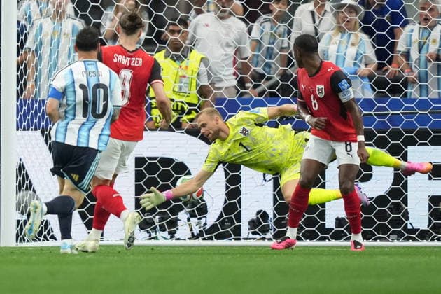 FIFA World Cup, WM, Weltmeisterschaft, Fussball 2026 - Group J - Argentina vs Austria Lionel Messi (L) of Argentina scores the 1-0 goal against goalkeeper Alexander Schlager of Austria during the FIFA World Cup 2026 group stage match Argentina against Austria, in Dallas, USA, 22 June 2026. DALLAS United States  Copyright: xJEFFREYxMCWHORTERx