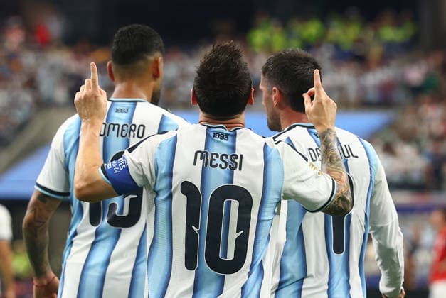 Argentina s Lionel Messi celebrates with teammates after scoring a goal against Austria in the first half of a FIFA World Cup, WM, Weltmeisterschaft, Fussball match at AT&T Stadium in Dallas, Texas, on Monday, June 22, 2026. With the goal, Messi becomes the all-time highest scorer in World Cup history with 17 goals.  DAL20260622909 CHRISTIANxBRUNSKILL