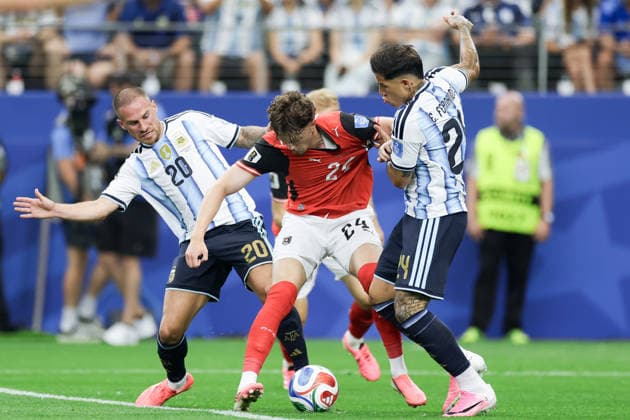 Alexis Mac Allister of Argentina (L), Paul Wanner of Austria (C) and Enzo Fernandez of Argentina (R) fighting for possession during a FIFA Men’s World Cup 2026 Group Stage football match between Argentina and Austria at Dallas Stadium, in Arlington on June 22th 2026 (Photo by Leo Barrilari SPP)  Copyright: xLeoxBarrilari SPPx Sportspressphoto_SPR173271