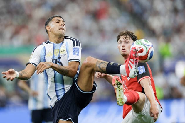 Facundo Medina of Argentina (L) and Paul Wanner of Austria (R) fight for possession during a FIFA Men’s World Cup 2026 Group Stage football match between Argentina and Austria at Dallas Stadium, in Arlington on June 22th 2026 (Photo by Leo Barrilari SPP)  Copyright: xLeoxBarrilari SPPx Sportspressphoto_SPR173272