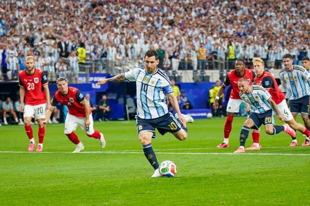 USA: Fußball FIFA World Cup, WM, Weltmeisterschaft, Fussball 2026 Gruppenphase, 2. Spieltag Argentinien vs Österreich AT&T Stadium (Arlington, Dallas County, Texas): Lionel Messi (Argentinien 10) tritt zum Elfmeter nach Foulspiel gegen Alexander SCHLAGER (Österreich 1) an und scheitert - Mimik, Gesichtsausdruck, Emotion *** USA Soccer 2026 FIFA World Cup Group Stage, Matchday 2 Copyright: xJOERANxSTEINSIEKx