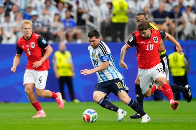 Argentina v Austria: Group J - FIFA World Cup, WM, Weltmeisterschaft, Fussball 2026 Lionel Messi of Argentina and Romano Schmid of Austria compete for the ball during the FIFA World Cup 2026 Group J match between Argentina and Austria at Dallas Stadium on June 22, 2026 in Arlington, Texas. Arlington TX United States  Copyright: xJosexBretonx originalFilename:bretonhernandez-argentin260622_npCku.jpg