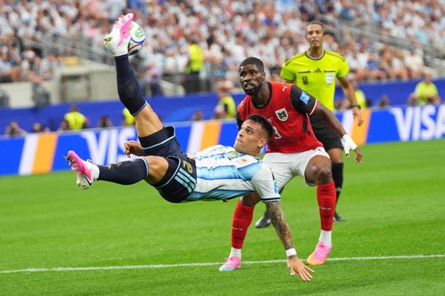 FIFA World Cup, WM, Weltmeisterschaft, Fussball 2026 - Group J - Argentina vs Austria Lautaro Martinez (L) of Argentina in action against Kevin Danso of Austria during the FIFA World Cup 2026 group stage match Argentina against Austria, in Dallas, USA, 22 June 2026. DALLAS United States  Copyright: xJEFFREYxMCWHORTERx