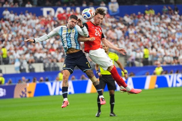 FIFA World Cup, WM, Weltmeisterschaft, Fussball 2026 - Group J - Argentina vs Austria Rodrigo De Paul (L) of Argentina in action against Paul Wanner of Austria during the FIFA World Cup 2026 group stage match Argentina against Austria, in Dallas, USA, 22 June 2026. DALLAS United States  Copyright: xJEFFREYxMCWHORTERx