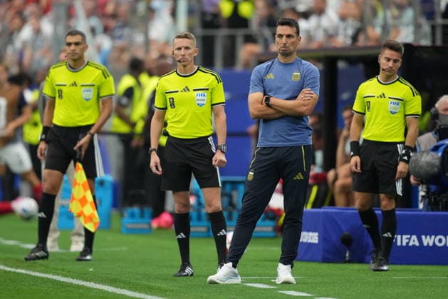FIFA World Cup, WM, Weltmeisterschaft, Fussball 2026 - Group J - Argentina vs Austria Argentina s head coach Lionel Scaloni looks on during the FIFA World Cup 2026 group stage match Argentina against Austria, in Dallas, USA, 22 June 2026. DALLAS United States  Copyright: xJEFFREYxMCWHORTERx