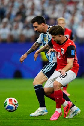 June 22, 2026, Arlington, Texas, United States: Lionel Messi of Argentina and Romano Schmid of Austria compete for the ball during the FIFA World Cup, WM, Weltmeisterschaft, Fussball 2026 Group J match between Argentina and Austria at Dallas Stadium on June 22, 2026 in Arlington, Texas. Arlington United States - ZUMAa181 20260622_zaa_a181_030 Copyright: xJosexBretonx