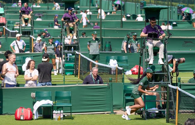 2026 Wimbledon, June 22, qualifiers LONDON, - JUNE 22: A ball girl runs for a ball during the 2026 Wimbledon, June 22, qualifiers at The all England club™s facility at the Community Sports Centre Roehampton on June 22, 2026 in London, GBR. London The all England club, Wimbledon GBR Copyright: xPeterxvanxdenxBerg ISIxPhotosx 9407