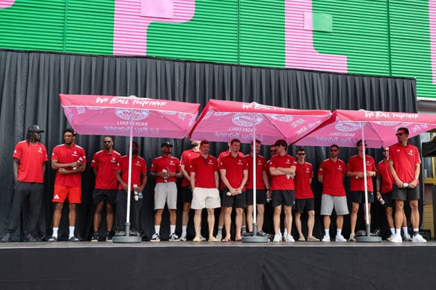 Das Team des FC Bayern Basketball auf der Buehne im Pineapple Park Muenchen, GER, FC Bayern Basketball, Saisonabschluss Fan-Fest, Saison 2025 2026, 22.06.2026, GER, FC Bayern Basketball, Saisonabschluss Fan-Fest, Saison 2025 2026, 22.06.2026 Muenchen *** The FC Bayern Basketball team on stage at Pineapple Park in Munich, GER, FC Bayern Basketball, End-of-Season Fan Fest, 2025–2026 season, June 22, 2026, GER, FC Bayern Basketball, End-of-Season Fan Fest, 2025–2026 Season, June 22, 2026, Munich,detected_source_language Copyright: xEibner-Pressefoto JennixMaulx EP_JML