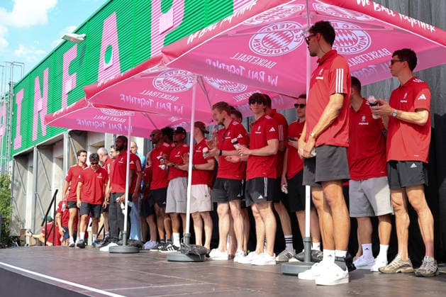 Das Team des FC Bayern Basketball auf der Buehne im Pineapple Park Muenchen, GER, FC Bayern Basketball, Saisonabschluss Fan-Fest, Saison 2025 2026, 22.06.2026, GER, FC Bayern Basketball, Saisonabschluss Fan-Fest, Saison 2025 2026, 22.06.2026 Muenchen *** The FC Bayern Basketball team on stage at Pineapple Park in Munich, GER, FC Bayern Basketball, End-of-Season Fan Fest, 2025–2026 season, June 22, 2026, GER, FC Bayern Basketball, End-of-Season Fan Fest, 2025–2026 Season, June 22, 2026, Munich,detected_source_language Copyright: xEibner-Pressefoto JennixMaulx EP_JML