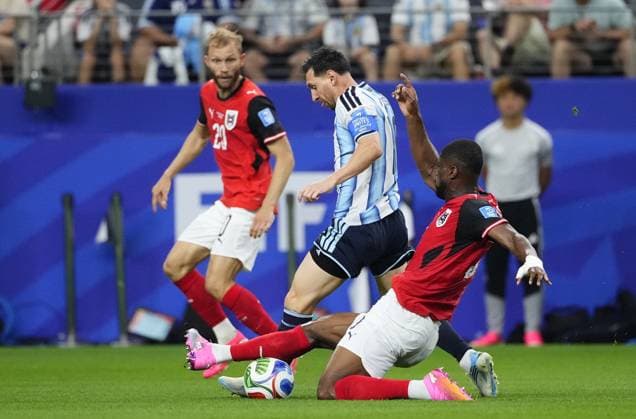 Argentina v Austria - FIFA World Cup, WM, Weltmeisterschaft, Fussball 2026 - Group J ARLINGTON, UNITED STATES - JUNE 22: Lionel Messi (10) of Argentina and Kevin Danso of Austria compete for the ball during the 2026 FIFA World Cup First Stage Group J match between Argentina and Austria at Dallas Stadium in Arlington, Texas, United States on June 22, 2026. Jose Hernandez Anadolu Texas United States. Editorial use only. Please get in touch for any other usage.  Copyright: x2026xAnadoluxJosexHernandezx