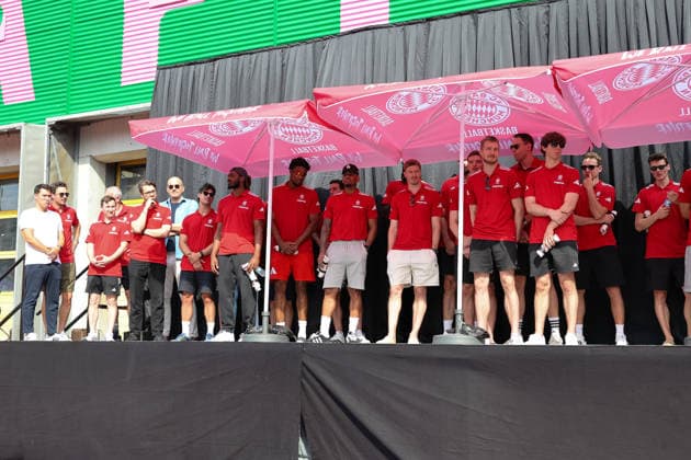 Das Team des FC Bayern Basketball auf der Buehne im Pineapple Park Muenchen, GER, FC Bayern Basketball, Saisonabschluss Fan-Fest, Saison 2025 2026, 22.06.2026, GER, FC Bayern Basketball, Saisonabschluss Fan-Fest, Saison 2025 2026, 22.06.2026 Muenchen *** The FC Bayern Basketball team on stage at Pineapple Park in Munich, GER, FC Bayern Basketball, End-of-Season Fan Fest, 2025–2026 season, June 22, 2026, GER, FC Bayern Basketball, End-of-Season Fan Fest, 2025–2026 Season, June 22, 2026, Munich,detected_source_language Copyright: xEibner-Pressefoto JennixMaulx EP_JML