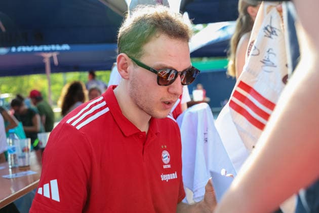 Rokas Jokubaitis (FC Bayern Basketball, 31) schreibt Autogramme, GER, FC Bayern Basketball, Saisonabschluss Fan-Fest, Saison 2025 2026, 22.06.2026, GER, FC Bayern Basketball, Saisonabschluss Fan-Fest, Saison 2025 2026, 22.06.2026 Muenchen *** Rokas Jokubaitis, FC Bayern Basketball, 31, signs autographs, GER, FC Bayern Basketball, End-of-Season Fan Fest, 2025–2026 season, June 22, 2026, GER, FC Bayern Basketball, End-of-Season Fan Fest, 2025–2026 season, June 22, 2026, Munich,detected_source_language Copyright: xEibner-Pressefoto JennixMaulx EP_JML