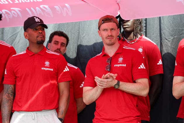 Xavier Rathan-Mayes (FC Bayern Basketball, 04) und Andreas Obst (FC Bayern Basketball, 13) auf der Buehne im Pineapple Park Muenchen, GER, FC Bayern Basketball, Saisonabschluss Fan-Fest, Saison 2025 2026, 22.06.2026, GER, FC Bayern Basketball, Saisonabschluss Fan-Fest, Saison 2025 2026, 22.06.2026 Muenchen *** Xavier Rathan Mayes, FC Bayern Basketball, No. 04, and Andreas Obst, FC Bayern Basketball, No. 13, on stage at Pineapple Park in Munich, GER, FC Bayern Basketball, End-of-Season Fan Fest, 2025–2026 season, June 22, 2026, GER, FC Bayern Basketball, End-of-Season Fan Fest, 2025–2026 season, June 22, 2026, Munich,detected_source_language Copyright: xEibner-Pressefoto JennixMaulx EP_JML