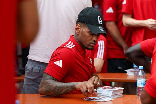 Xavier Rathan-Mayes (FC Bayern Basketball, 04) unterschreibt Autogrammkarten, GER, FC Bayern Basketball, Saisonabschluss Fan-Fest, Saison 2025 2026, 22.06.2026, GER, FC Bayern Basketball, Saisonabschluss Fan-Fest, Saison 2025 2026, 22.06.2026 Muenchen *** Xavier Rathan Mayes, FC Bayern Basketball, No. 04, signing autograph cards, GER, FC Bayern Basketball, End-of-Season Fan Fest, 2025–2026 season, June 22, 2026, GER, FC Bayern Basketball, End-of-Season Fan Fest, 2025–2026 Season, June 22, 2026, Munich,detected_source_language Copyright: xEibner-Pressefoto JennixMaulx EP_JML