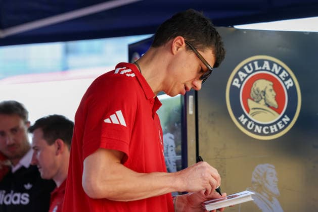 Vladimir Lucic (FC Bayern Basketball, 11) unterschreibt Autogrammkarten, GER, FC Bayern Basketball, Saisonabschluss Fan-Fest, Saison 2025 2026, 22.06.2026, GER, FC Bayern Basketball, Saisonabschluss Fan-Fest, Saison 2025 2026, 22.06.2026 Muenchen *** Vladimir Lucic, FC Bayern Basketball, 11, signing autograph cards, GER, FC Bayern Basketball, End-of-Season Fan Fest, 2025–2026 season, June 22, 2026, GER, FC Bayern Basketball, End-of-Season Fan Fest, 2025–2026 season, June 22, 2026, Munich,detected_source_language Copyright: xEibner-Pressefoto JennixMaulx EP_JML