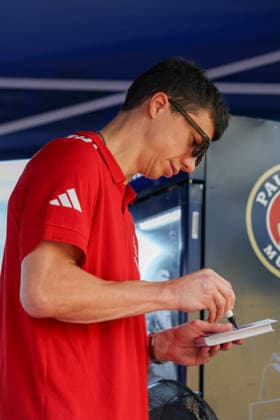 Vladimir Lucic (FC Bayern Basketball, 11) unterschreibt Autogrammkarten, GER, FC Bayern Basketball, Saisonabschluss Fan-Fest, Saison 2025 2026, 22.06.2026, GER, FC Bayern Basketball, Saisonabschluss Fan-Fest, Saison 2025 2026, 22.06.2026 Muenchen *** Vladimir Lucic, FC Bayern Basketball, 11, signing autograph cards, GER, FC Bayern Basketball, End-of-Season Fan Fest, 2025–2026 season, June 22, 2026, GER, FC Bayern Basketball, End-of-Season Fan Fest, 2025–2026 season, June 22, 2026, Munich,detected_source_language Copyright: xEibner-Pressefoto JennixMaulx EP_JML