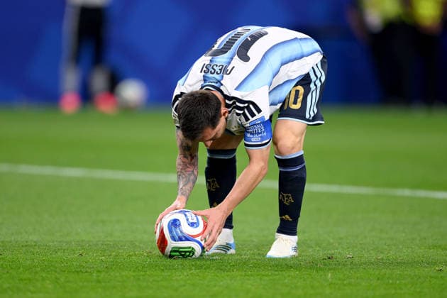 Fussball FIFA WM 2026 Vorrunde Gruppe J in Dallas Argentinien - Oesterreich 22.06.2026 Lionel Messi legt den Ball zum Elfer auf den Punkt (li, Argentinien) verschoss den Elfer, Elfmeter verschossen, *** Soccer 2026 FIFA World Cup Group Stage Group J in Dallas