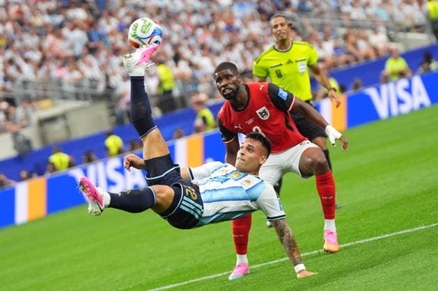 FIFA World Cup, WM, Weltmeisterschaft, Fussball 2026 - Group J - Argentina vs Austria Lautaro Martinez (L) of Argentina in action against Kevin Danso of Austria during the FIFA World Cup 2026 group stage match Argentina against Austria, in Dallas, USA, 22 June 2026. DALLAS United States  Copyright: xJEFFREYxMCWHORTERx