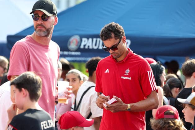 Oscar da Silva (FC Bayern Basketball, 01) unterschreibt Autogrammkarten, GER, FC Bayern Basketball, Saisonabschluss Fan-Fest, Saison 2025 2026, 22.06.2026, GER, FC Bayern Basketball, Saisonabschluss Fan-Fest, Saison 2025 2026, 22.06.2026 Muenchen *** Oscar da Silva, FC Bayern Basketball, No. 01, signing autograph cards, GER, FC Bayern Basketball, End-of-Season Fan Fest, 2025–2026 season, June 22, 2026, GER, FC Bayern Basketball, End-of-Season Fan Fest, 2025–2026 Season, June 22, 2026, Munich,detected_source_language Copyright: xEibner-Pressefoto JennixMaulx EP_JML