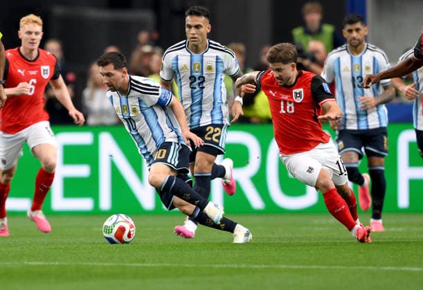 Fussball FIFA WM 2026 Vorrunde Gruppe J in Dallas Argentinien - Oesterreich 22.06.2026 Lionel Messi (li, Argentinien) gegen Romano Schmid (re, Oesterreich) *** Soccer