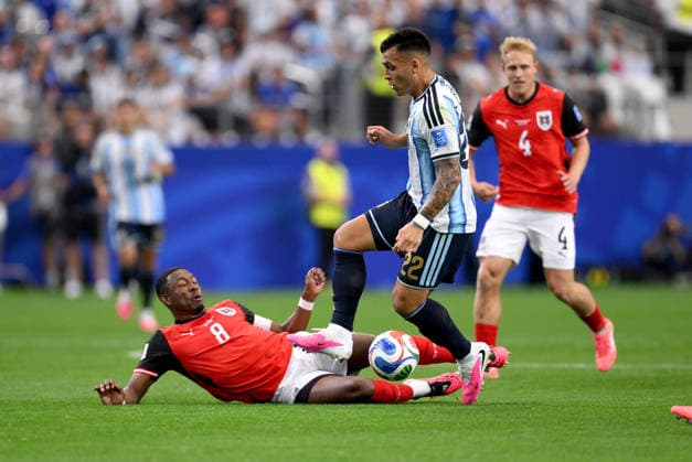 Fussball FIFA WM 2026 Vorrunde Gruppe J in Dallas Argentinien - Oesterreich 22.06.2026 David Alaba (li, Oesterreich) gegen Lautaro Martinez (re, Argentinien) *** Soccer