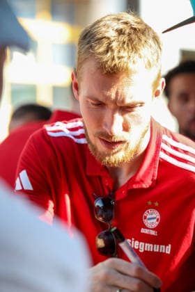 Niels Giffey (FC Bayern Basketball, 05) schreibt Autogramme, GER, FC Bayern Basketball, Saisonabschluss Fan-Fest, Saison 2025 2026, 22.06.2026, GER, FC Bayern Basketball, Saisonabschluss Fan-Fest, Saison 2025 2026, 22.06.2026 Muenchen *** Niels Giffey, FC Bayern Basketball, 05, signing autographs, GER, FC Bayern Basketball, End-of-Season Fan Fest, 2025–2026 season, June 22, 2026, GER, FC Bayern Basketball, End-of-Season Fan Fest, 2025–2026 Season, June 22, 2026, Munich,detected_source_language Copyright: xEibner-Pressefoto JennixMaulx EP_JML