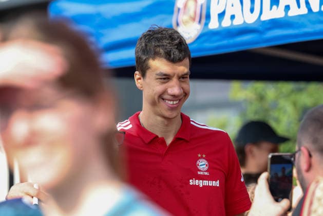 Vladimir Lucic (FC Bayern Basketball, 11) macht Fotos mit Fans, GER, FC Bayern Basketball, Saisonabschluss Fan-Fest, Saison 2025 2026, 22.06.2026, GER, FC Bayern Basketball, Saisonabschluss Fan-Fest, Saison 2025 2026, 22.06.2026 Muenchen *** Vladimir Lucic, FC Bayern Basketball, 11, takes photos with fans, GER, FC Bayern Basketball, End-of-Season Fan Fest, 2025–2026 season, June 22, 2026, GER, FC Bayern Basketball, End-of-Season Fan Fest, 2025–2026 Season, June 22, 2026, Munich,detected_source_language Copyright: xEibner-Pressefoto JennixMaulx EP_JML