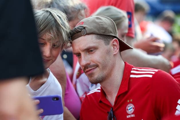 Andreas Obst (FC Bayern Basketball, 13) macht Fotos, Selfies mit Fans, GER, FC Bayern Basketball, Saisonabschluss Fan-Fest, Saison 2025 2026, 22.06.2026, GER, FC Bayern Basketball, Saisonabschluss Fan-Fest, Saison 2025 2026, 22.06.2026 Muenchen *** Andreas Obst, FC Bayern Basketball, 13, taking photos and selfies with fans, GER, FC Bayern Basketball, End-of-Season Fan Fest, 2025–2026 season, June 22, 2026, GER, FC Bayern Basketball, End-of-Season Fan Fest, 2025–2026 season, June 22, 2026, Munich,detected_source_language Copyright: xEibner-Pressefoto JennixMaulx EP_JML