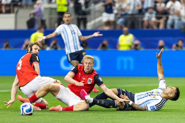 SOCCER - FIFA World Cup, WM, Weltmeisterschaft, Fussball 2026 ARLINGTON,TEXAS,USA,22.JUN.26 - SOCCER - FIFA World Cup 2026, group stage, Argentina vs Austria. Image shows Stefan Posch, Xaver Schlager (AUT) and Lautaro Martinez (ARG).  GEPAxpictures xArminxRauthner