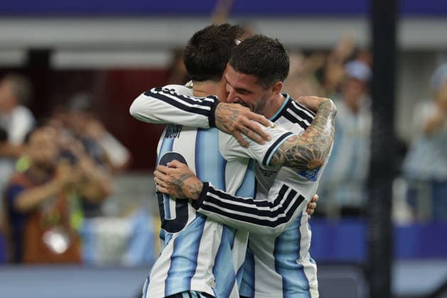 June 22, 2026, Arlington, Texas, USA: Argentina forward LIONEL MESSI (10) celebrates with Argentina midfielder RODRIGO DE PAUL (7) after breaking the record for most goals by a player in FIFA history during the 2026 FIFA World Cup, WM, Weltmeisterschaft, Fussball Group J match between Argentina and Austria 2026 FIFA World Cup at Dallas Stadium in Arlington, Texas. World Cup 2026: Group J: Argentina Vs. Argentina  - ZUMAh193 20260622_zsp_h193_012 Copyright: xDanielxMcGregor-Huyerx