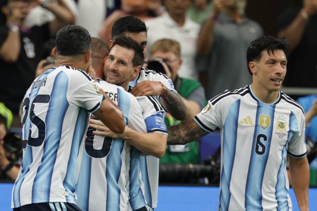 June 22, 2026, Arlington, Texas, USA: Argentina forward LIONEL MESSI (10) celebrates with teammates after breaking the record for most goals by a player in FIFA history during the 2026 FIFA World Cup, WM, Weltmeisterschaft, Fussball Group J match between Argentina and Austria 2026 FIFA World Cup at Dallas Stadium in Arlington, Texas. World Cup 2026: Group J: Argentina Vs. Argentina  - ZUMAh193 20260622_zsp_h193_016 Copyright: xDanielxMcGregor-Huyerx