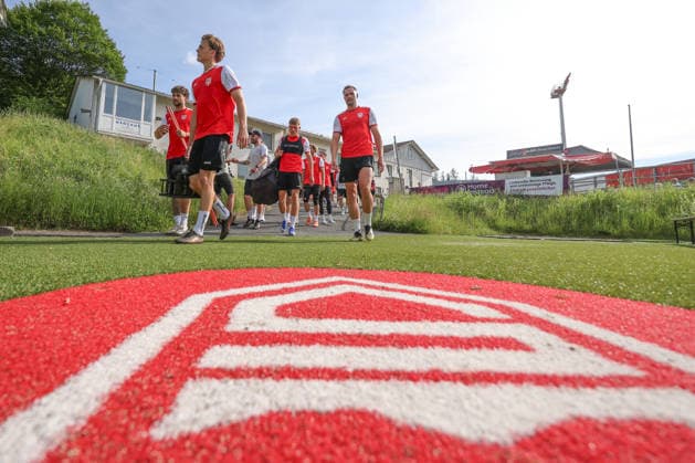 Trainingsauftakt der Sportfreunde Siegen zur Saison 2026 2027 im Leimbachstadion auf dem Kunstrasenplatz. Fussball Regionalliga West, Trainingsauftakt, Sportfreunde Siegen, am 22.06.2026 in Siegen Deutschland. *** Sportfreunde Siegens first training session of the 2026–2027 season at Leimbach Stadium on the artificial turf field; Regional League West, first training session, Sportfreunde Siegen, on June 22, 2026, in Siegen, Germany,detected_source_language