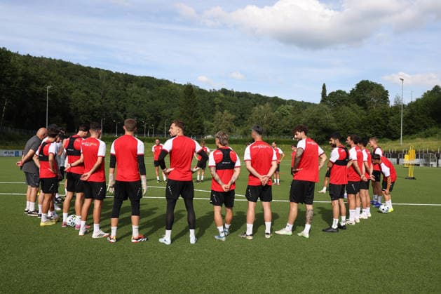 Trainingsauftakt der Sportfreunde Siegen zur Saison 2026 2027 im Leimbachstadion auf dem Kunstrasenplatz. Fussball Regionalliga West, Trainingsauftakt, Sportfreunde Siegen, am 22.06.2026 in Siegen Deutschland. *** Sportfreunde Siegens first training session of the 2026–2027 season at Leimbach Stadium on the artificial turf field; Regional League West, first training session, Sportfreunde Siegen, on June 22, 2026, in Siegen, Germany,detected_source_language