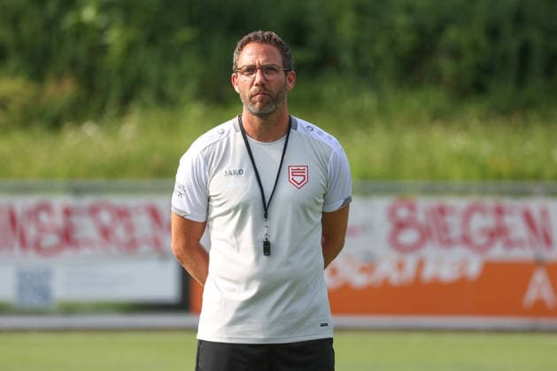 Trainer Boris Schommers (SI) Trainingsauftakt der Sportfreunde Siegen zur Saison 2026 2027 im Leimbachstadion auf dem Kunstrasenplatz. Fussball Regionalliga West, Trainingsauftakt, Sportfreunde Siegen, am 22.06.2026 in Siegen Deutschland. *** Coach Boris Schommers