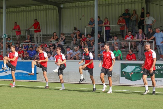 Trainingsauftakt der Sportfreunde Siegen zur Saison 2026 2027 im Leimbachstadion auf dem Kunstrasenplatz. Fussball Regionalliga West, Trainingsauftakt, Sportfreunde Siegen, am 22.06.2026 in Siegen Deutschland. *** Sportfreunde Siegens first training session of the 2026–2027 season at Leimbach Stadium on the artificial turf field; Regional League West, first training session, Sportfreunde Siegen, on June 22, 2026, in Siegen, Germany,detected_source_language