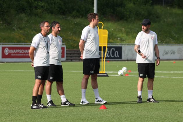 v. li. Trainer Boris Schommers (SI), Co-Trainer Mohamed Aslan (SI), Jonathan Wolf (SI) und Co-Trainer Marco Beier (SI) Trainingsauftakt der Sportfreunde Siegen zur Saison 2026 2027 im Leimbachstadion auf dem Kunstrasenplatz. Fussball Regionalliga West, Trainingsauftakt, Sportfreunde Siegen, am 22.06.2026 in Siegen Deutschland. *** From left