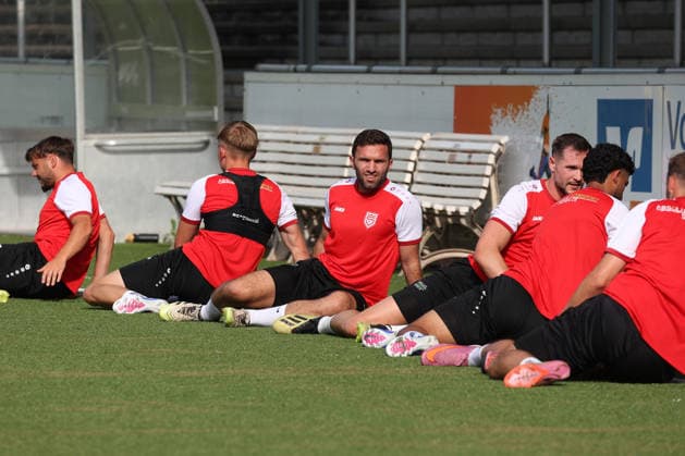 Trainingsauftakt der Sportfreunde Siegen zur Saison 2026 2027 im Leimbachstadion auf dem Kunstrasenplatz. Fussball Regionalliga West, Trainingsauftakt, Sportfreunde Siegen, am 22.06.2026 in Siegen Deutschland. *** Sportfreunde Siegens first training session of the 2026–2027 season at Leimbach Stadium on the artificial turf field; Regional League West, first training session, Sportfreunde Siegen, on June 22, 2026, in Siegen, Germany,detected_source_language