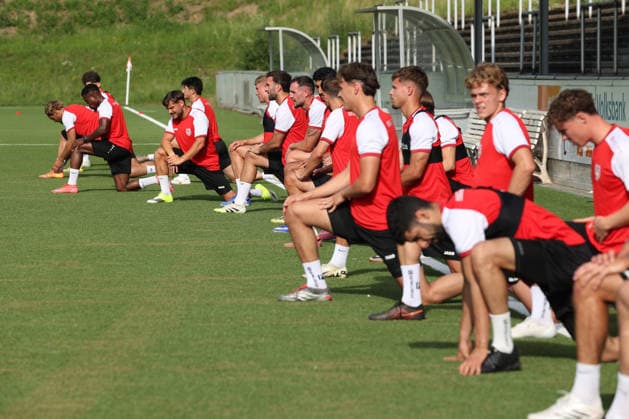 Trainingsauftakt der Sportfreunde Siegen zur Saison 2026 2027 im Leimbachstadion auf dem Kunstrasenplatz. Fussball Regionalliga West, Trainingsauftakt, Sportfreunde Siegen, am 22.06.2026 in Siegen Deutschland. *** Sportfreunde Siegens first training session of the 2026–2027 season at Leimbach Stadium on the artificial turf field; Regional League West, first training session, Sportfreunde Siegen, on June 22, 2026, in Siegen, Germany,detected_source_language