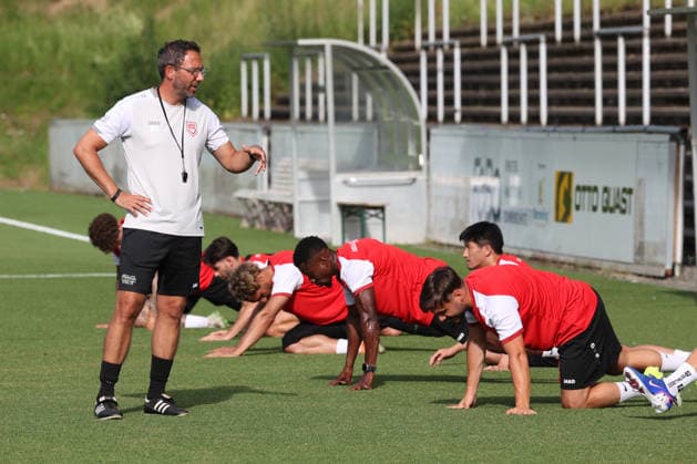 Trainer Boris Schommers (SI) li. Trainingsauftakt der Sportfreunde Siegen zur Saison 2026 2027 im Leimbachstadion auf dem Kunstrasenplatz. Fussball Regionalliga West, Trainingsauftakt, Sportfreunde Siegen, am 22.06.2026 in Siegen Deutschland. *** Coach Boris Schommers at the start of training for Sportfreunde Siegens 2026–2027 season at Leimbach Stadium on the artificial turf field. Soccer Regionalliga West, start of training, Sportfreunde Siegen, on June 22, 2026, in Siegen, Germany,detected_source_language