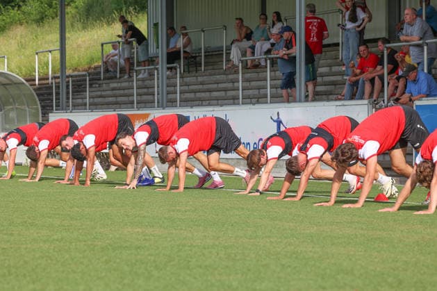 Trainingsauftakt der Sportfreunde Siegen zur Saison 2026 2027 im Leimbachstadion auf dem Kunstrasenplatz. Fussball Regionalliga West, Trainingsauftakt, Sportfreunde Siegen, am 22.06.2026 in Siegen Deutschland. *** Sportfreunde Siegens first training session of the 2026–2027 season at Leimbach Stadium on the artificial turf field; Regional League West, first training session, Sportfreunde Siegen, on June 22, 2026, in Siegen, Germany,detected_source_language